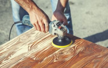 Отделка мебели из натуральной древесины шлифовкой и полировкой